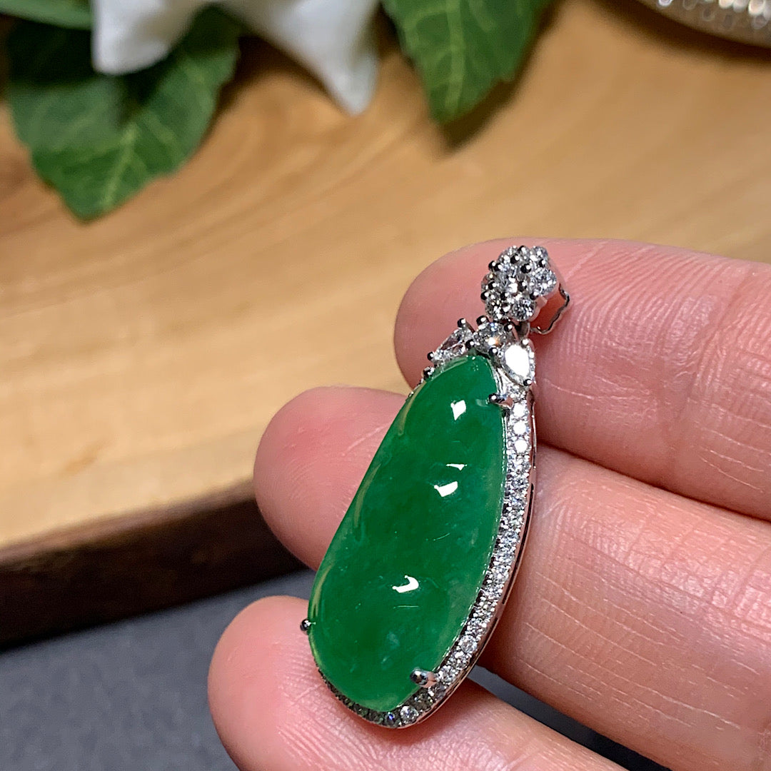 MT20210004 美瞳天然翡翠A货 冰种辣绿翡翠福豆吊坠